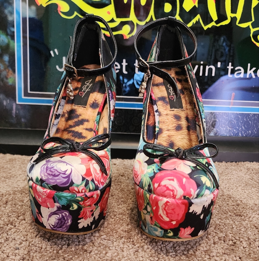 Iron fist floral skull wedge